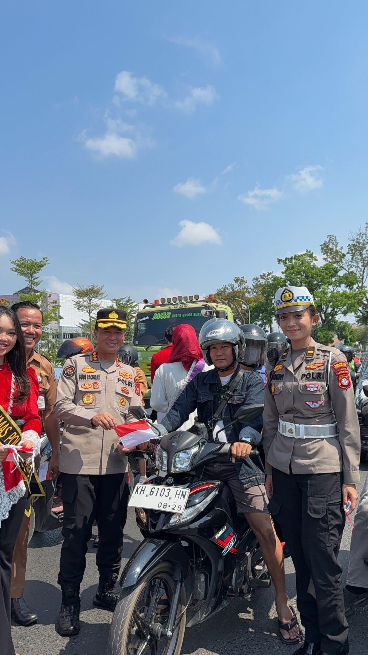 Sambut HUT ke-81 RI, Polda Kalteng Bagikan Bendera Merah Putih ke Pengendara