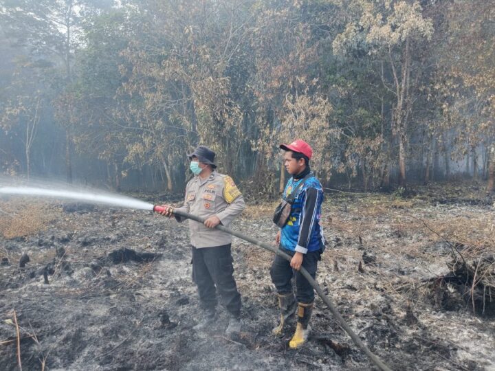 Gandeng Tim Gabungan, Polsek Pahandut Tangani Karhutla di Bukit Tunggal