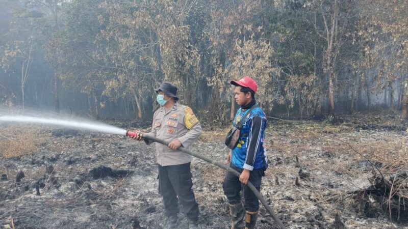 Gandeng Tim Gabungan, Polsek Pahandut Tangani Karhutla di Bukit Tunggal