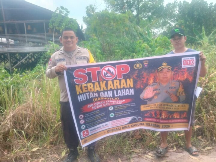 Bentangkan Spanduk di Kanarakan, Bhabinkamtibmas Polsek Bukit Batu Tanamkan Komitmen Cegah Karhutla