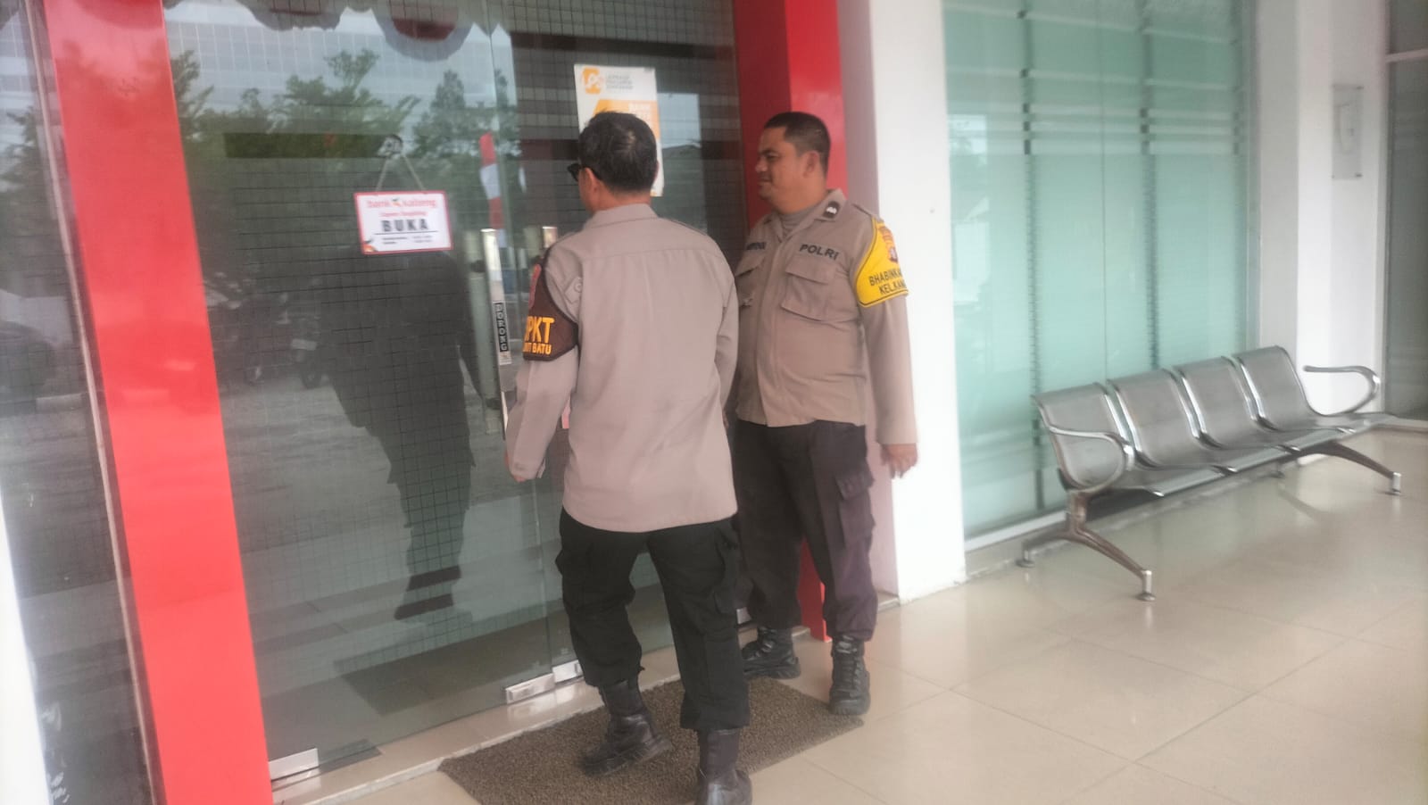 Gandeng Satpam, Personel Polsek Bukit Batu Jamin Kamtibmas di Bank Kalteng