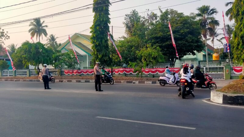 Jamin Keselamatan, Unit Lantas Polsek Pahandut Hadir di Jalan Raya Lakukan Gatur