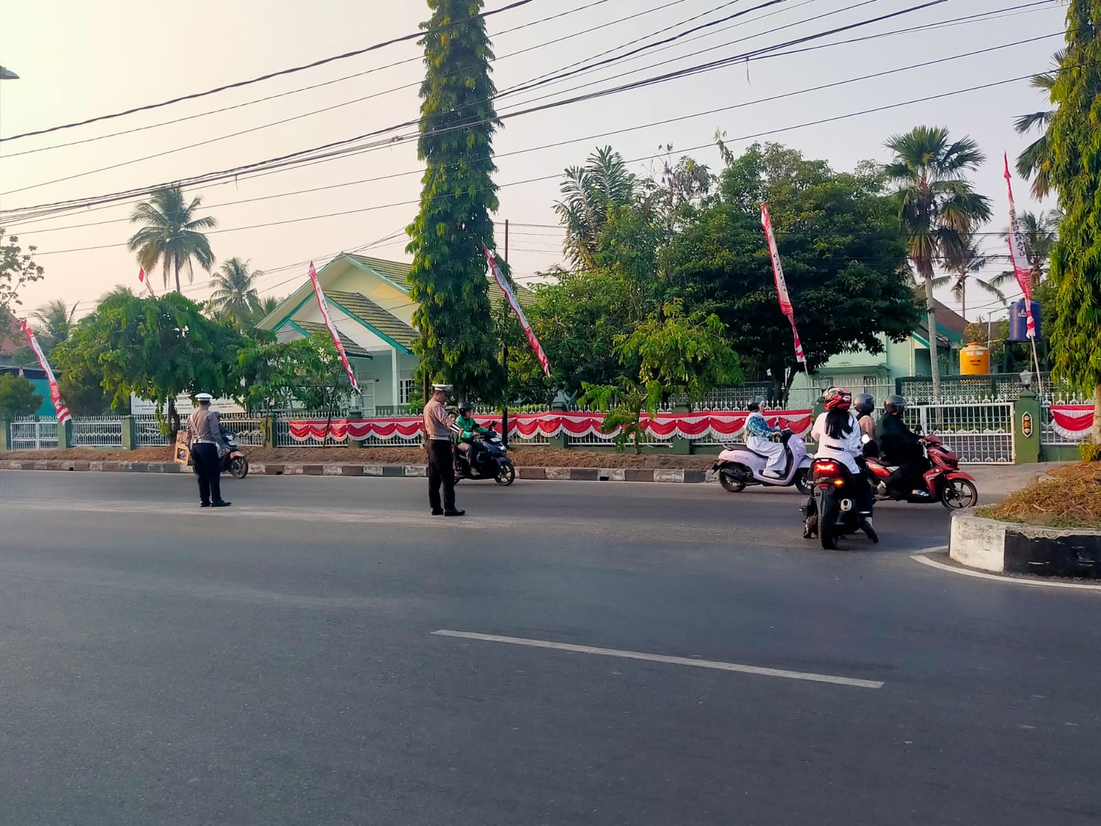 Jamin Keselamatan, Unit Lantas Polsek Pahandut Hadir di Jalan Raya Lakukan Gatur