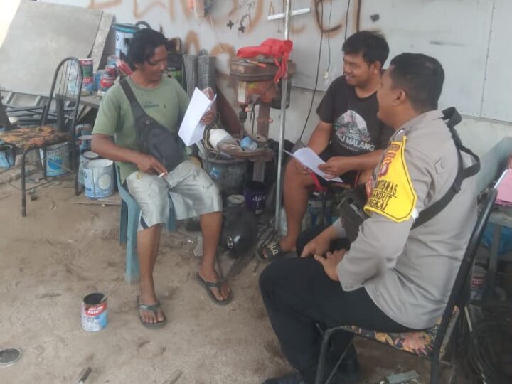 Serius Antisipasi Karhutla di Langkai, Bhabinkamtibmas Bagikan Maklumat Kapolda Kalteng