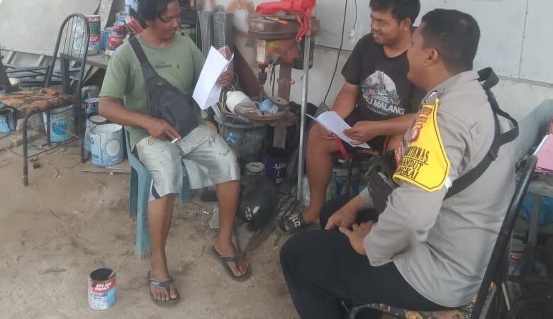 Serius Antisipasi Karhutla di Langkai, Bhabinkamtibmas Bagikan Maklumat Kapolda Kalteng