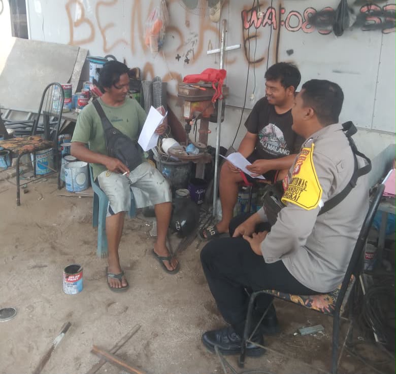 Serius Antisipasi Karhutla di Langkai, Bhabinkamtibmas Bagikan Maklumat Kapolda Kalteng