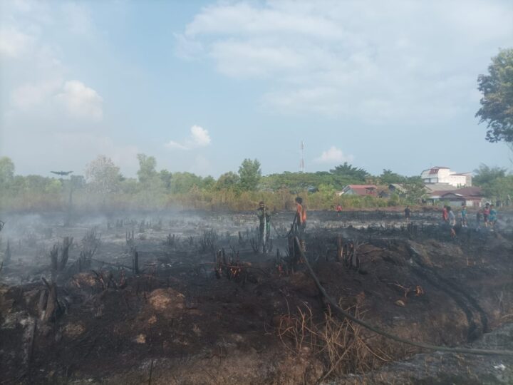 Sigap Tanggap Karhutla, Polsek Sabangau Bantu Padamkan Kebakaran Lahan di Manduhara I
