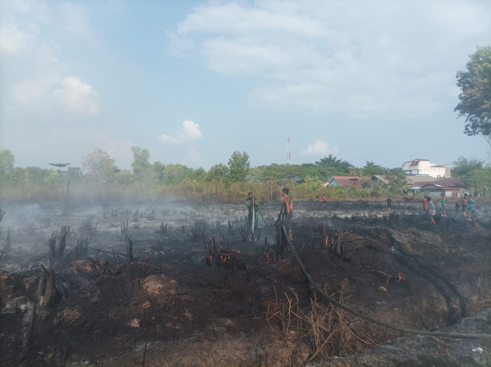 Sigap Tanggap Karhutla, Polsek Sabangau Bantu Padamkan Kebakaran Lahan di Manduhara I