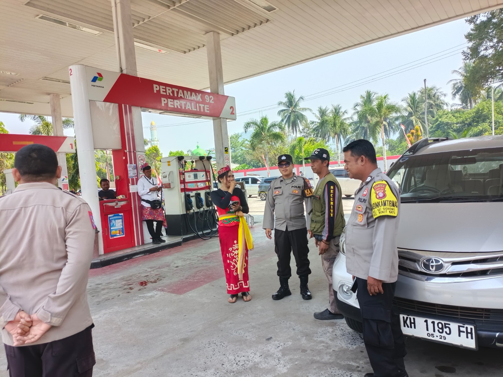 Jaga Keamanan Pengisian BBM, Piket SPKT Polsek Bukit Batu Sambangi SPBU Tangkiling