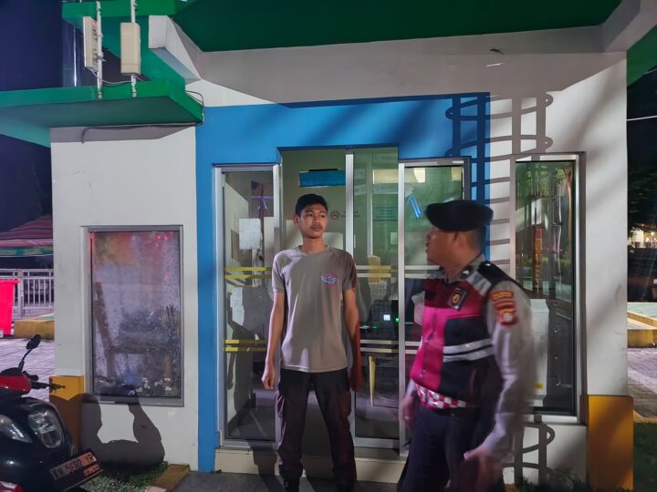 Di Taman Pasuk Kameloh, Personel Samapta Polresta Palangka Raya Berikan Imbauan Kamtibmas