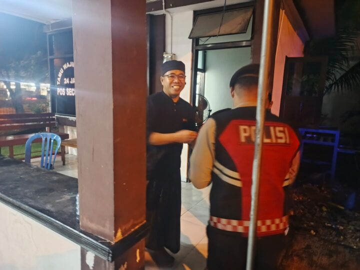Kunjungi Pos Jaga Masjid Raya Darussalam, Personel Satsamapta Sharing Kamtibmas