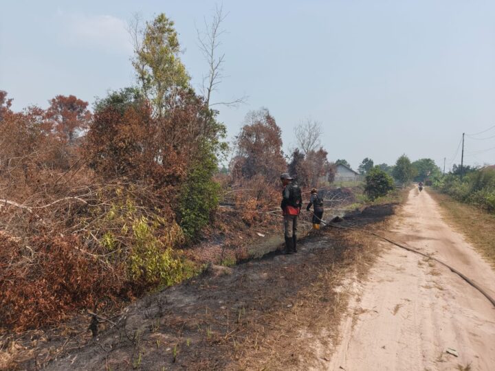Cek Hotspot di Kalampangan, Polsek Sabangau Bersama TSAK Padamkan Karhutla