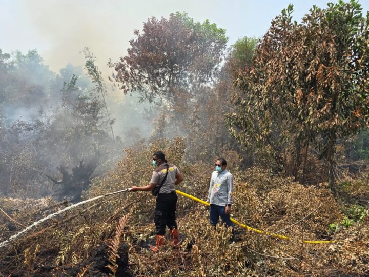 Karhutla di Langkai Permai Meluas, Polsek Pahandut Bersama Warga Lakukan Pemadaman