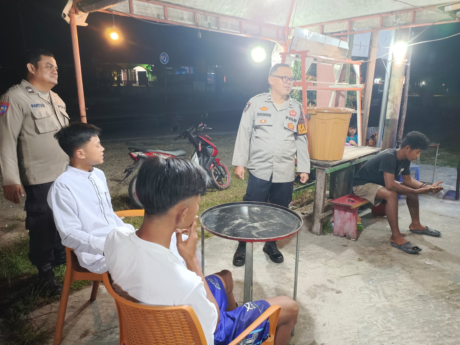 Hadirkan Rasa Aman Jelang Akhir Pekan, Polsek Bukit Batu Patroli ke Kafe Tarang