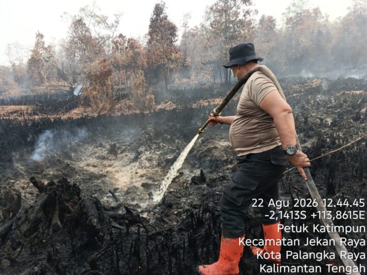 Satgas Karhutla Polresta Palangka Raya Lakukan Penyekatan dan Pemadaman di Petuk Katimpun