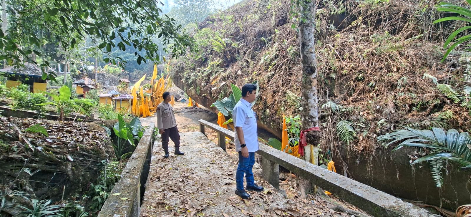 Ciptakan Rasa Aman, Personel Polsek Bukit Batu Gelar Patroli Jalan Kaki di Objek Wisata Batu Banama