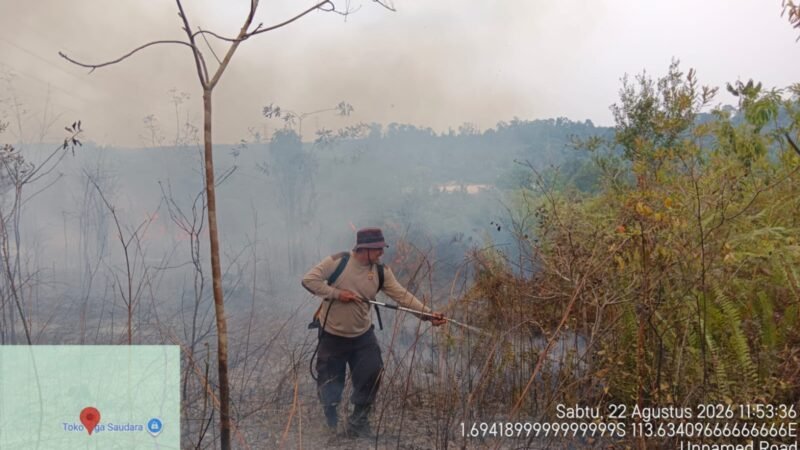 Polsek Rakumpit Cek Hotspot, Petugas Berjibaku Padamkan Karhutla di Petuk Barunai