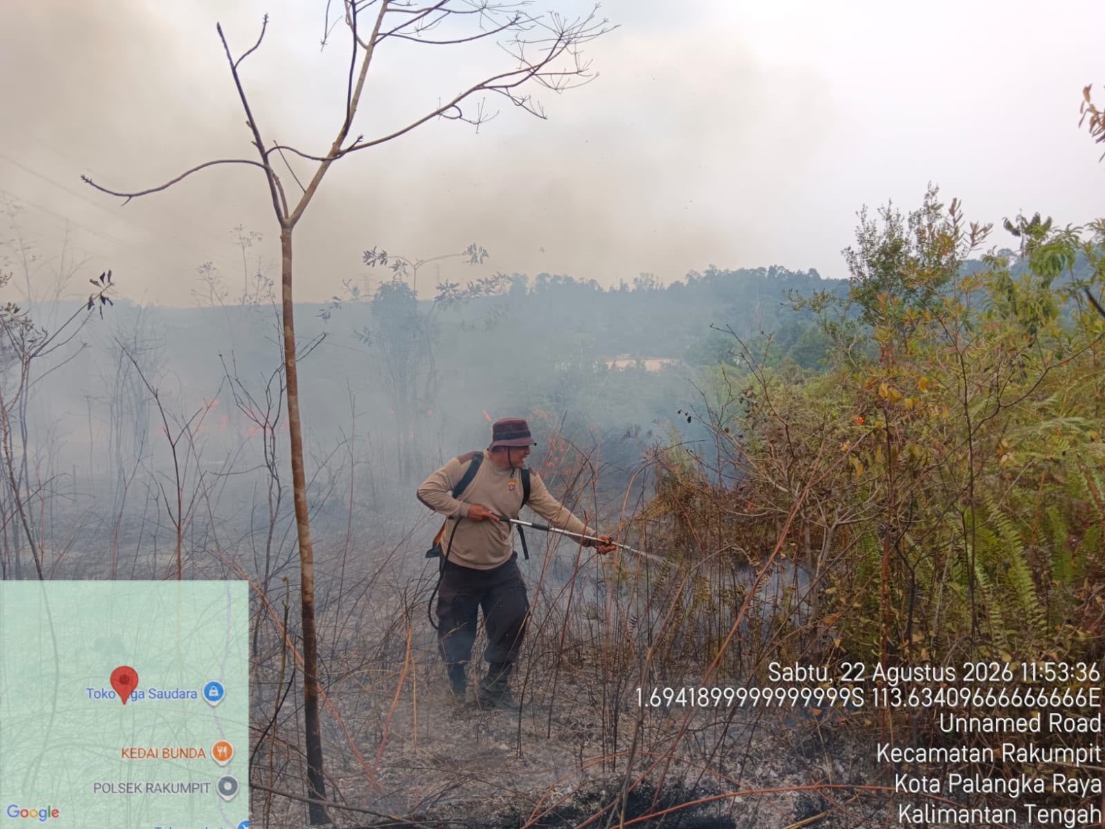 Polsek Rakumpit Cek Hotspot, Petugas Berjibaku Padamkan Karhutla di Petuk Barunai