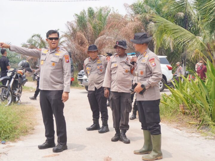Kapolda Kalteng Bersama Personel Gabungan Pantau dan Padamkan Karhutla di Palangka Raya
