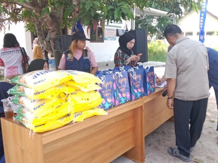 Peduli Kesehatan Warga, Bhabinkamtibmas Petuk Katimpun Hadiri Pengobatan Gratis