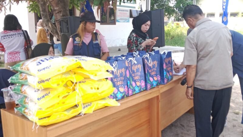 Peduli Kesehatan Warga, Bhabinkamtibmas Petuk Katimpun Hadiri Pengobatan Gratis