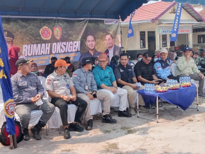 Pererat Kedekatan dengan Warga, Bhabinkamtibmas Petuk Katimpun Hadiri Penyerahan Bantuan