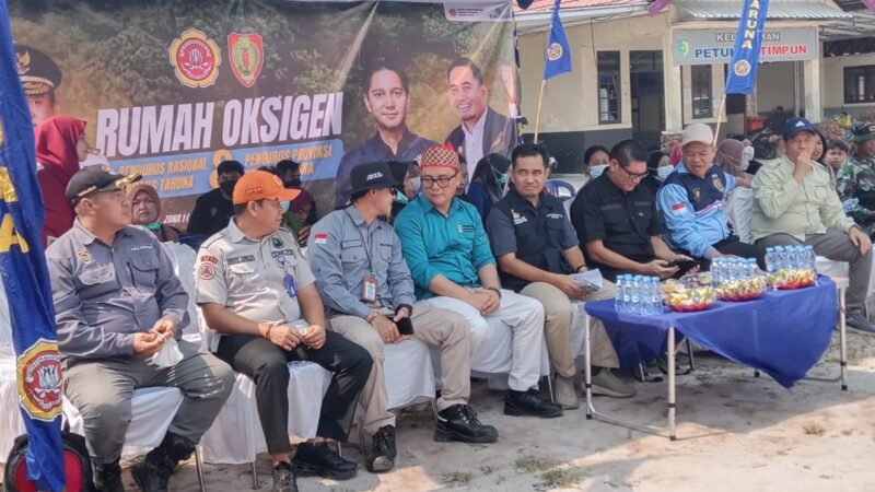 Pererat Kedekatan dengan Warga, Bhabinkamtibmas Petuk Katimpun Hadiri Penyerahan Bantuan