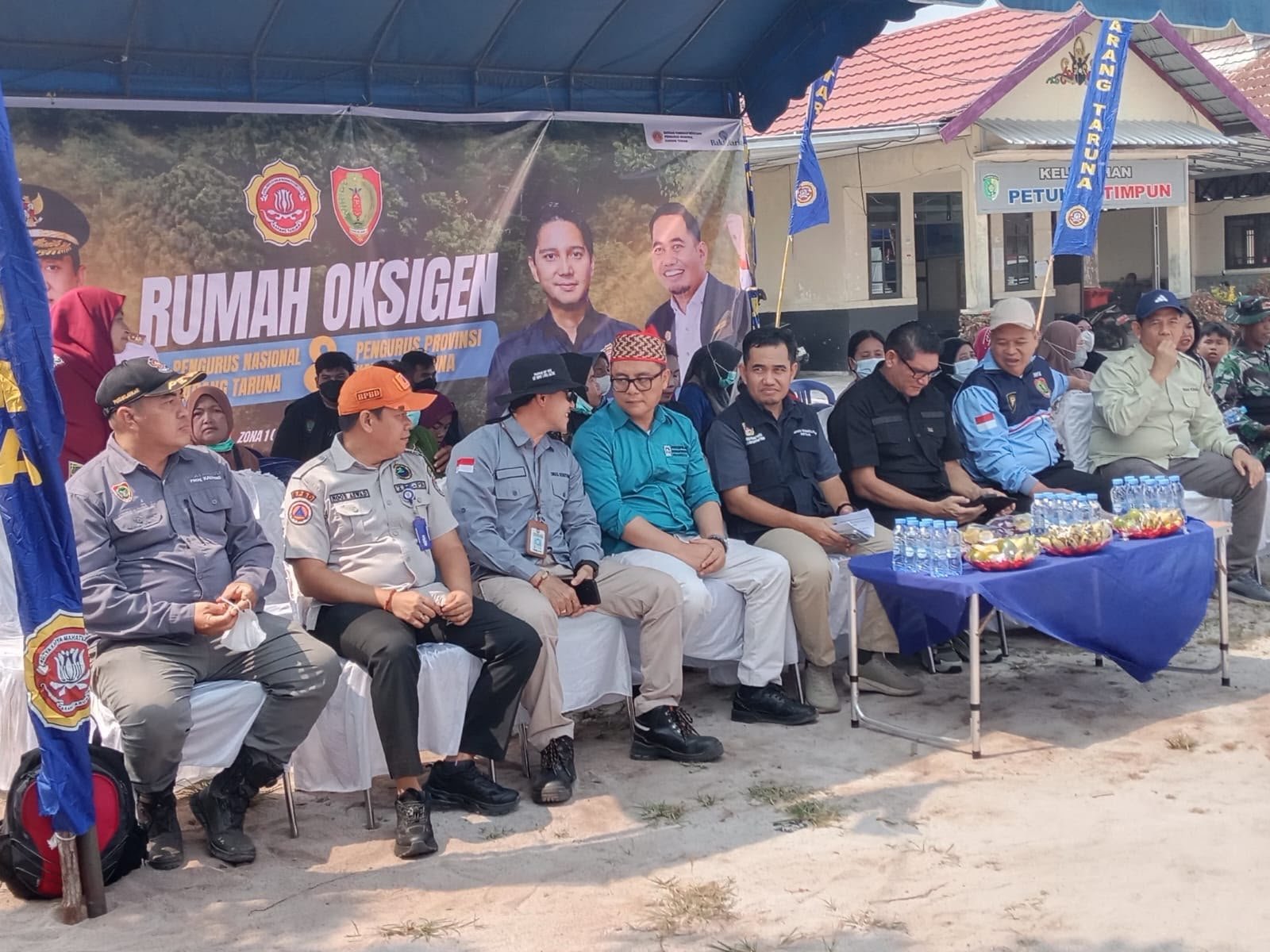 Pererat Kedekatan dengan Warga, Bhabinkamtibmas Petuk Katimpun Hadiri Penyerahan Bantuan