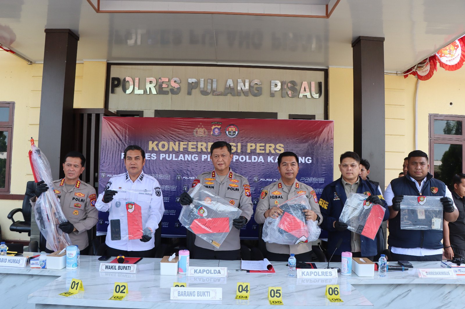 Konferensi Pers Kapolda Kalteng Ungkap 2 Pelaku Karhutla di Pulang Pisau, Bakar 12 Titik Lahan dan Ancam Saksi dengan Senapan Angin
