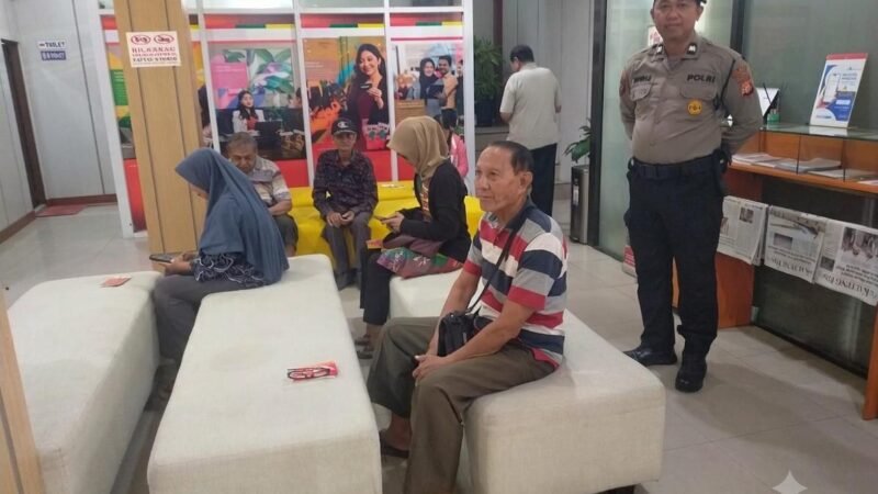 Ingatkan Nasabah Bank, Satpamobvit Polresta Palangka Raya Sosialisasikan Agar Waspada Penipuan Online