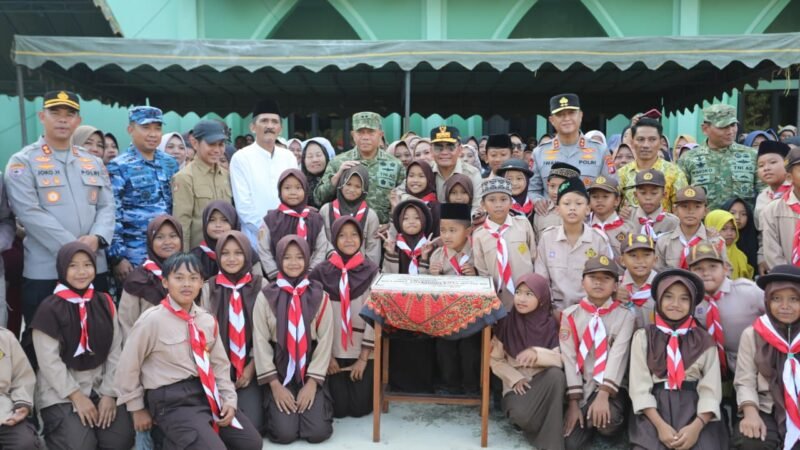 Kapolda Kalteng Dampingi Gubernur Resmikan SD Islam di Kotawaringin Barat