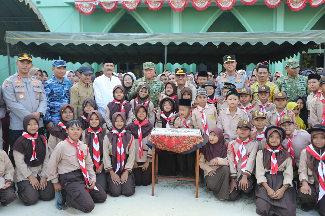 Kapolda Kalteng Dampingi Gubernur Resmikan SD Islam di Kotawaringin Barat