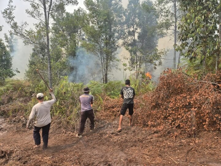 Cegah Meluasnya Karhutla, Polsek Rakumpit Bersama Warga Padamkan Kebakaran di Bukit Sua