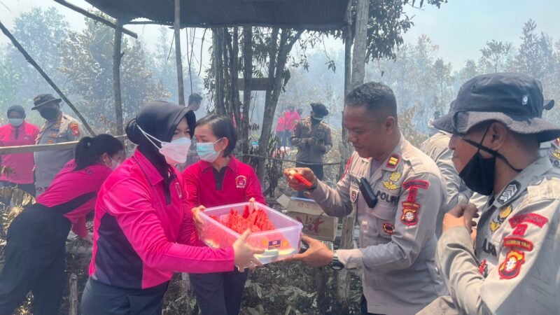 Jelajahi Hutan Belantara, Gerakan Bhayangkari Peduli Polresta Palangka Raya Beri Dukungan Pasukan Dalkarhutla