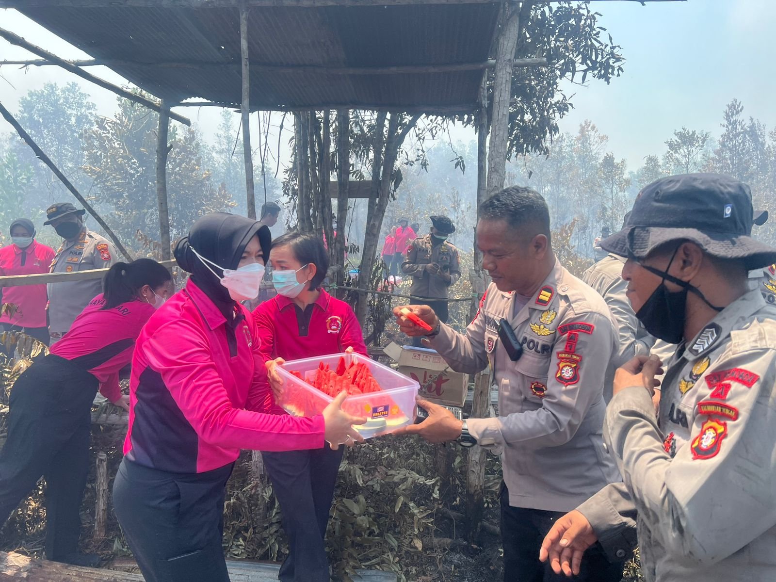 Jelajahi Hutan Belantara, Gerakan Bhayangkari Peduli Polresta Palangka Raya Beri Dukungan Pasukan Dalkarhutla