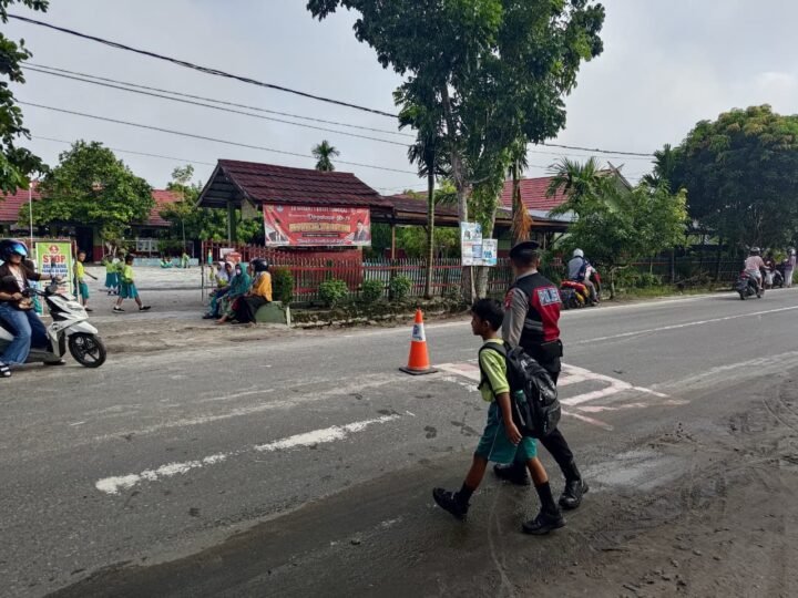 Wujudkan Keselamatan para Pelajar, Anggota Samapta Polresta Palangka Raya Bantu Penyeberangan di Depan SDN 3 Bukit Tunggal