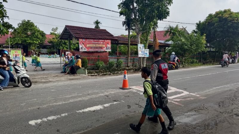 Wujudkan Keselamatan para Pelajar, Anggota Samapta Polresta Palangka Raya Bantu Penyeberangan di Depan SDN 3 Bukit Tunggal