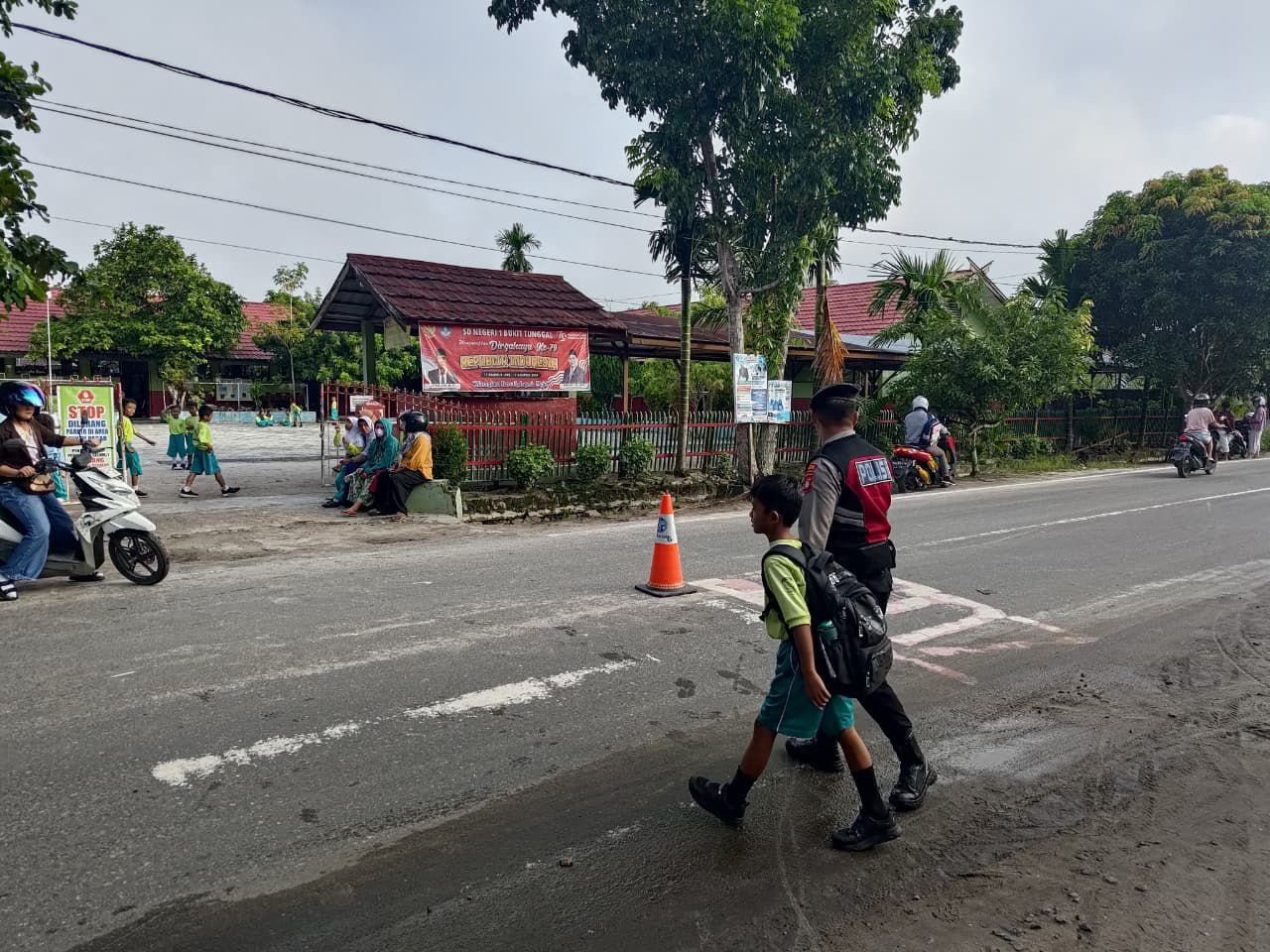 Wujudkan Keselamatan para Pelajar, Anggota Samapta Polresta Palangka Raya Bantu Penyeberangan di Depan SDN 3 Bukit Tunggal