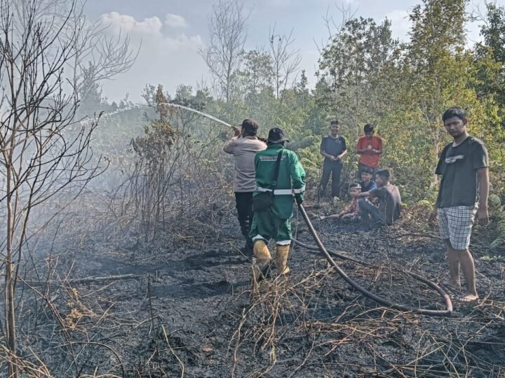 Cegah Api Menjalar ke Permukiman, Polsek Sabangau Bersama TSAK Padamkan Karhutla di Kereng Bangkirai
