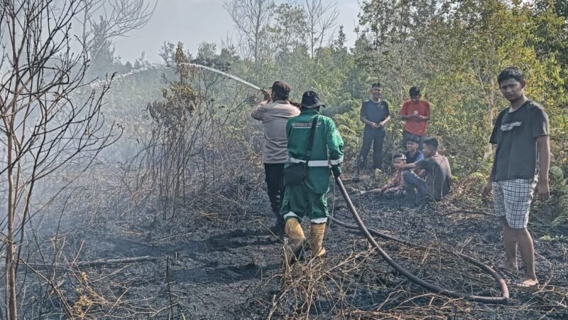 Cegah Api Menjalar ke Permukiman, Polsek Sabangau Bersama TSAK Padamkan Karhutla di Kereng Bangkirai