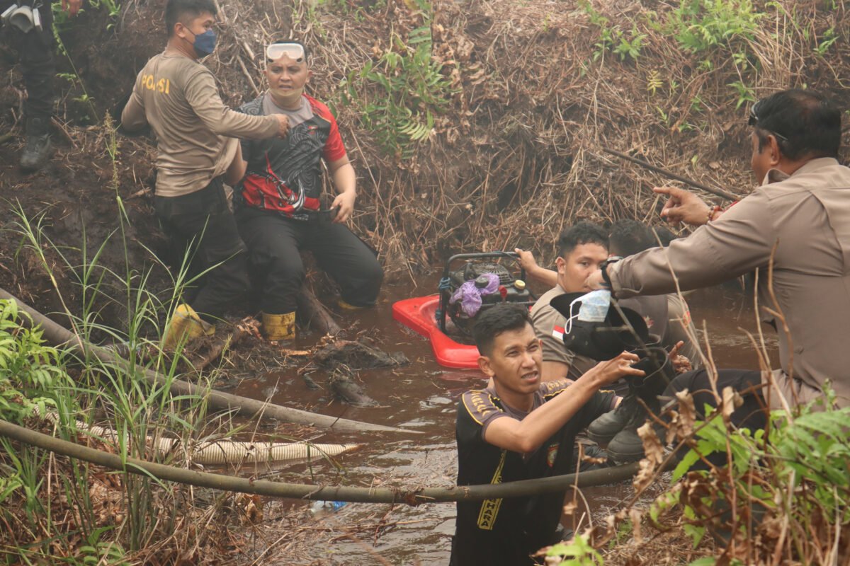 Respon Cepat Karhutla, Kapolda Kalteng Turun Langsung Pantau Titik Api di Jalan Mahir Mahar Palangka Raya