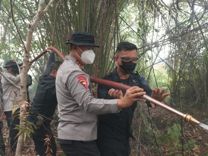 Perkuat Kebersamaan, Kapolda Kalteng Motivasi Satgas Karhutla Lewat Makan Siang Bersama