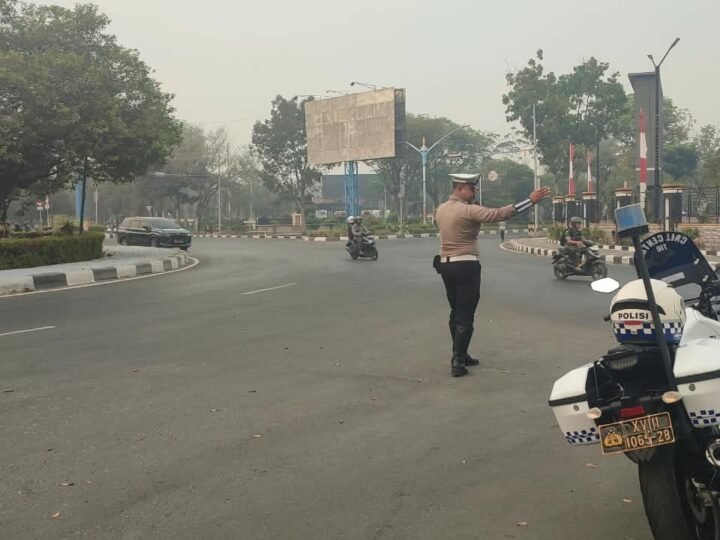 Meskipun Kabut Asap, Satlantas Polresta Palangka Raya Tetap Semangat Atur Arus Lalin saat Pagi Hari