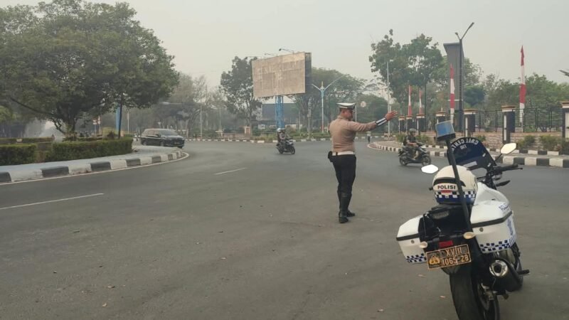 Meskipun Kabut Asap, Satlantas Polresta Palangka Raya Tetap Semangat Atur Arus Lalin saat Pagi Hari