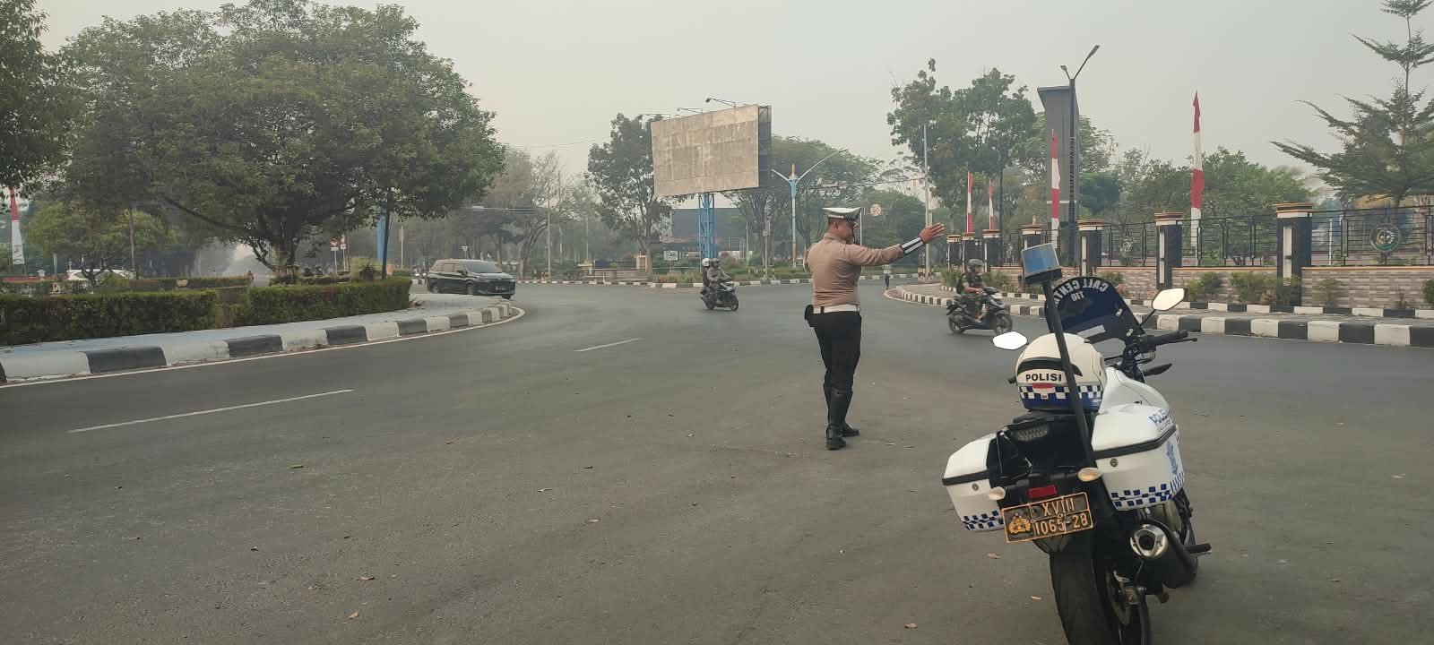 Meskipun Kabut Asap, Satlantas Polresta Palangka Raya Tetap Semangat Atur Arus Lalin saat Pagi Hari