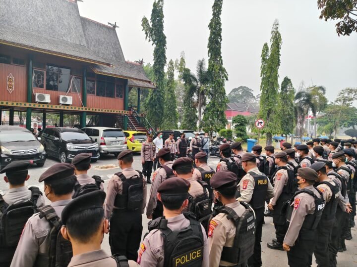 Polresta Palangka Raya Gelar Apel Kesiapan Pam Aksi Damai di Kantor Gubernur Kalteng