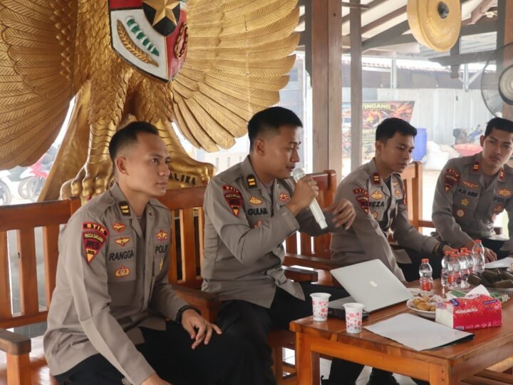 Cegah Karhutla, Tim BKO Lemdiklat Polri Edukasi Warga di Bukit Tunggal