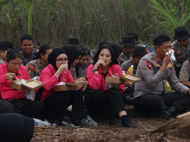 Wujud Kepedulian, Bhayangkari Polda Kalteng Sambangi Satgas Dalkarhutla Beri Semangat dan Motivasi