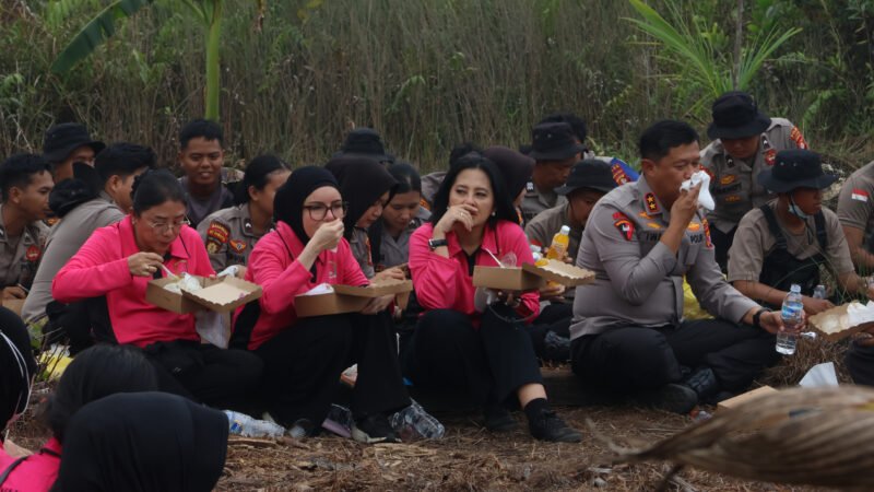 Wujud Kepedulian, Bhayangkari Polda Kalteng Sambangi Satgas Dalkarhutla Beri Semangat dan Motivasi