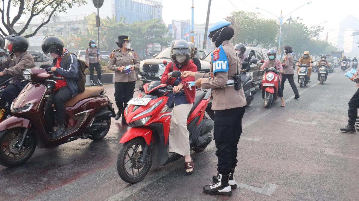 Peringati HUT ke-78 Polwan RI, Polwan Polda Kalteng Bagikan Masker kepada Masyarakat